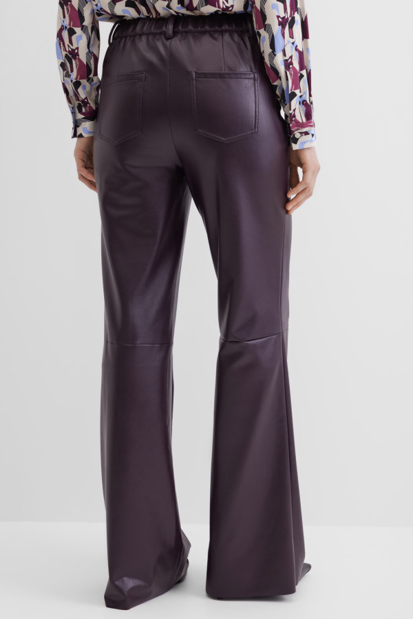 Брюки расклешенные из эко-кожи