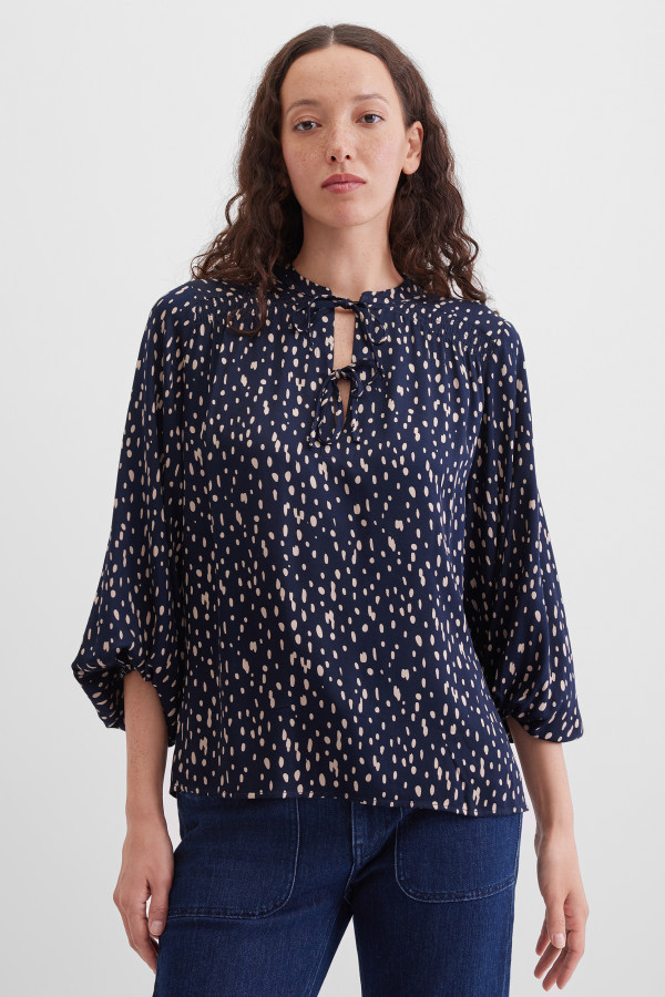 Блузка в горошек