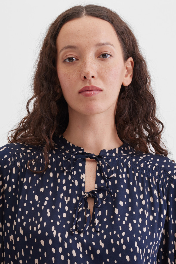 Блузка в горошек