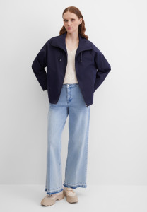 Куртка-ветровка с капюшоном