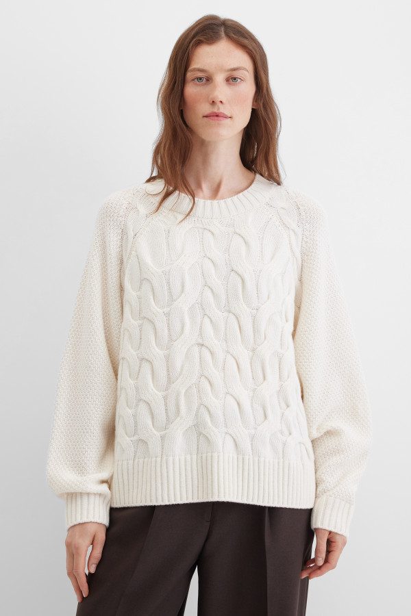 Джемпер с узором "косы"