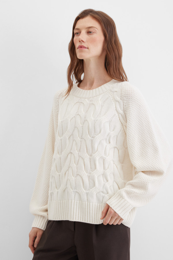 Джемпер с узором "косы"