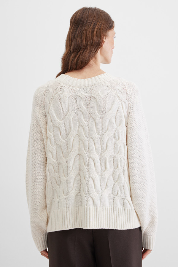 Джемпер с узором "косы"