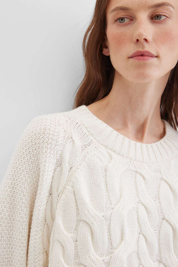 Джемпер с узором "косы"