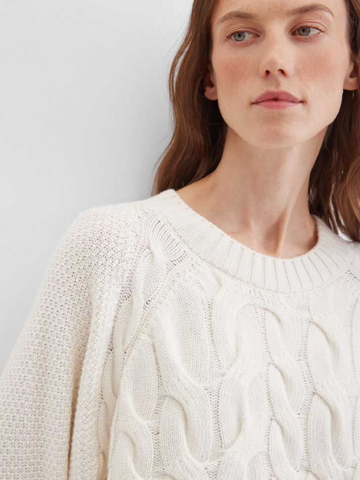 Джемпер с узором "косы"