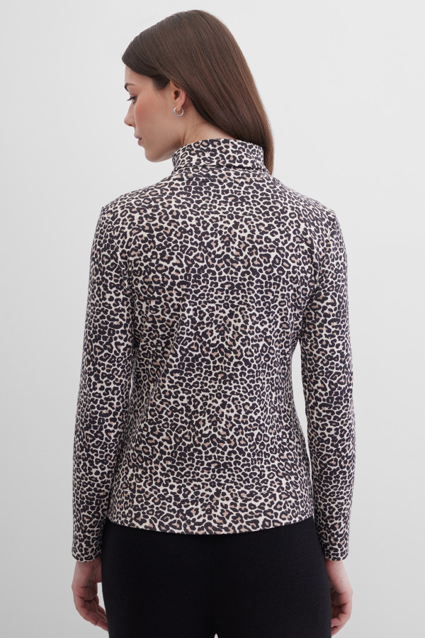 Водолазка с анималистичным принтом