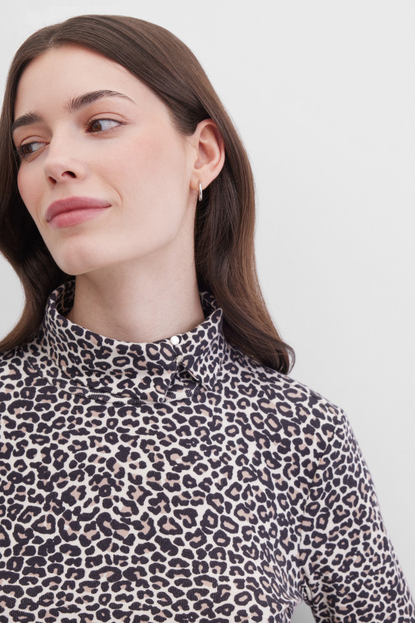 Водолазка с анималистичным принтом