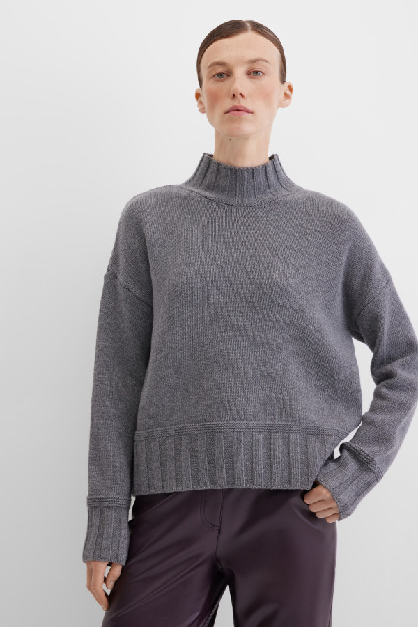 Джемпер вязаный с горлом