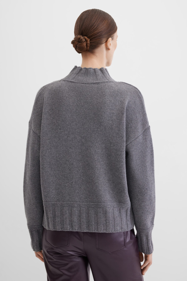 Джемпер вязаный с горлом