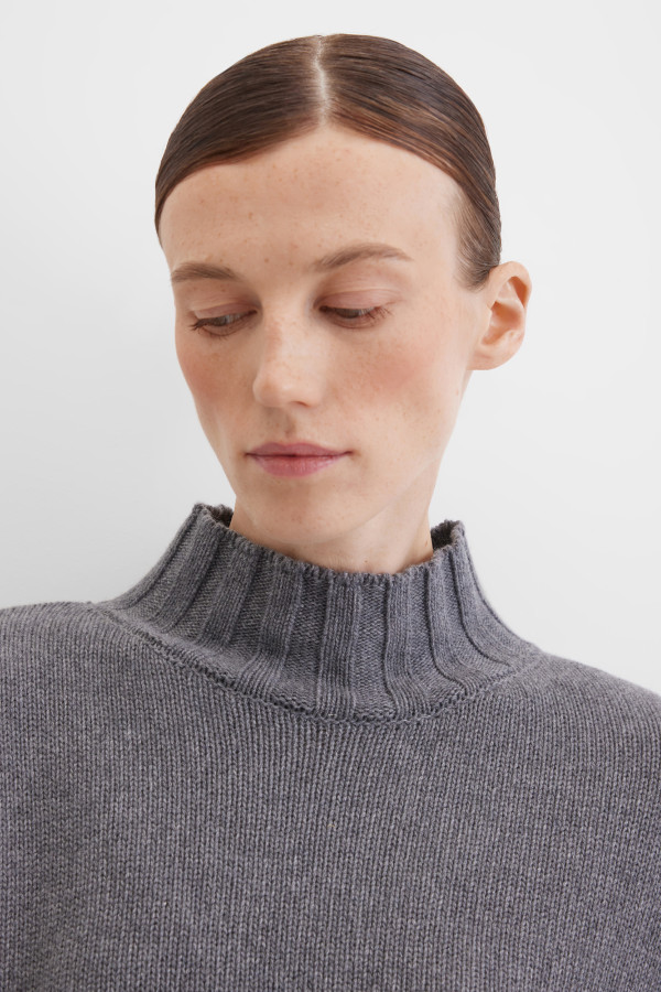 Джемпер вязаный с горлом