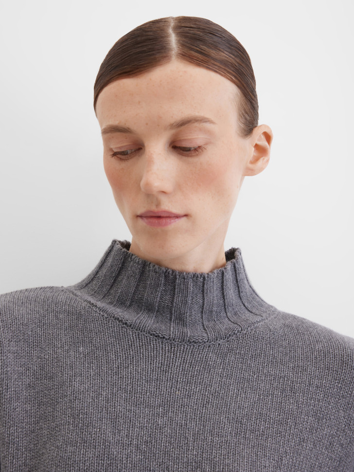 Джемпер вязаный с горлом