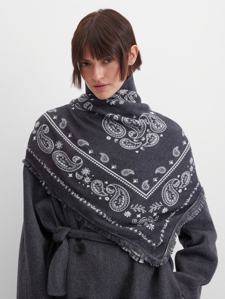 Платок с бахромой