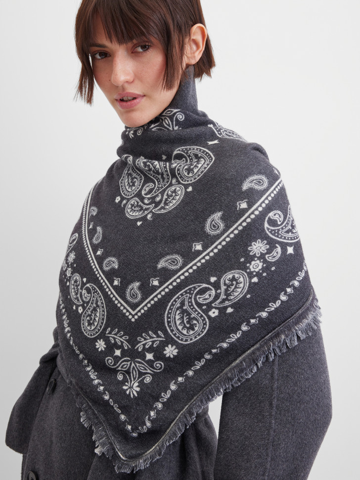 Платок с бахромой