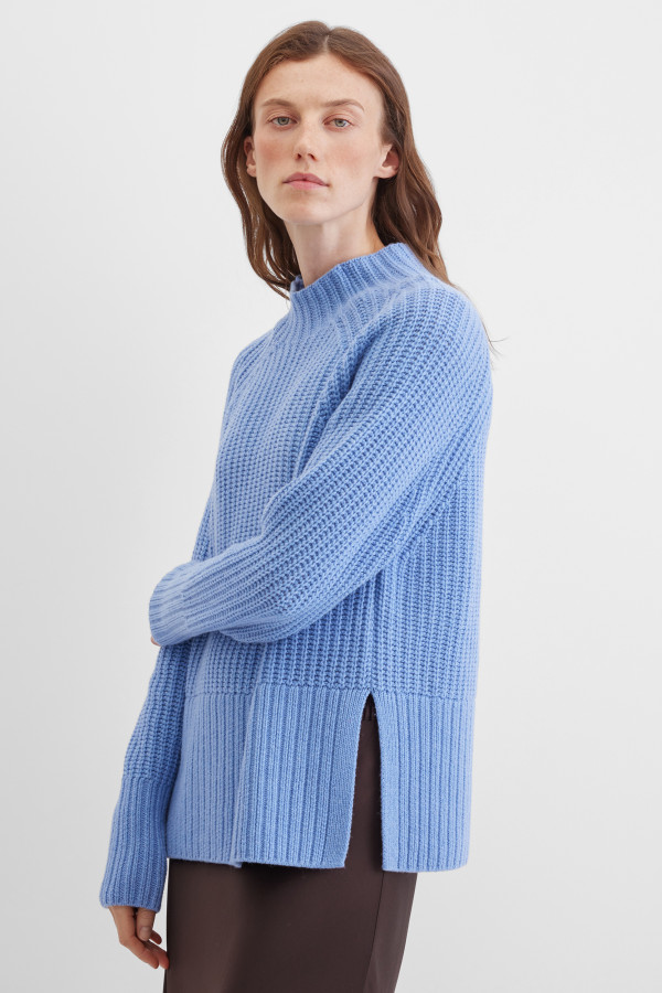 Свитер с разрезами сбоку