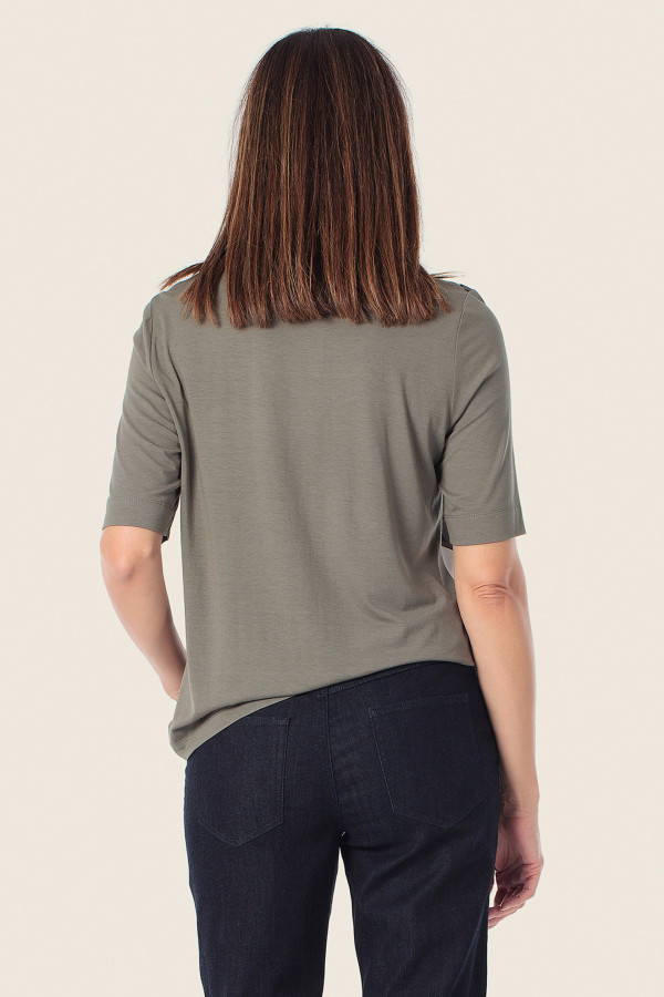 Футболка с растительным принтом