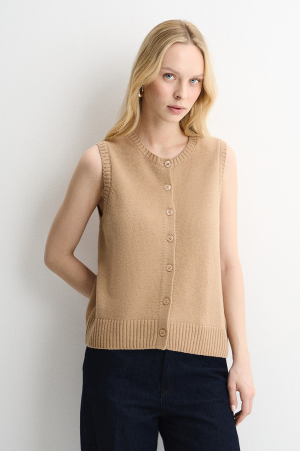 Жилет трикотажный на пуговицах