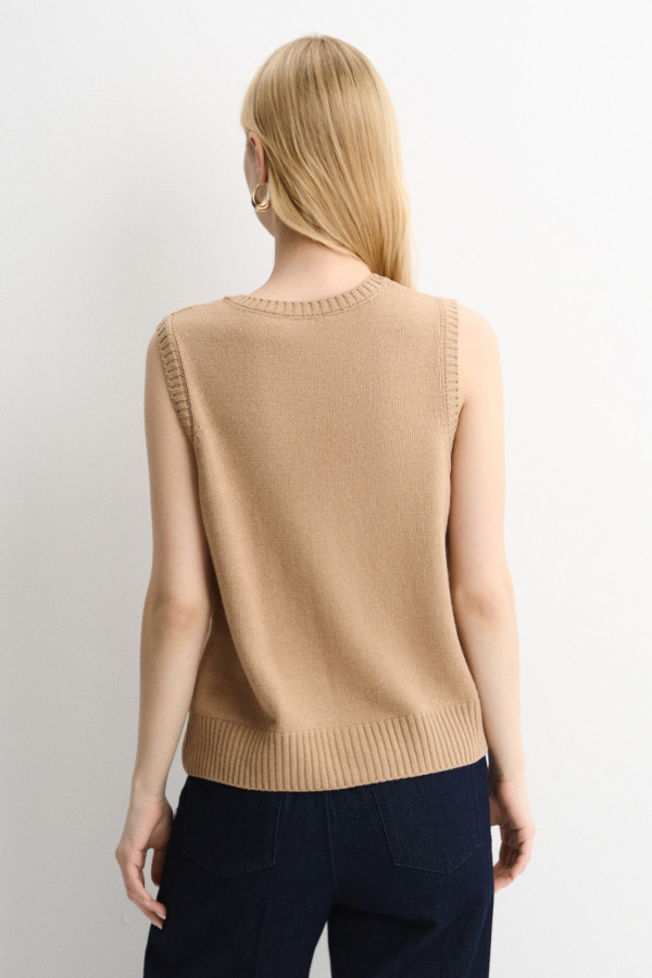 Жилет трикотажный на пуговицах