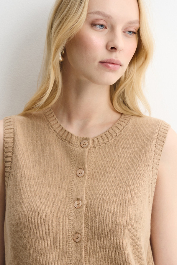 Жилет трикотажный на пуговицах