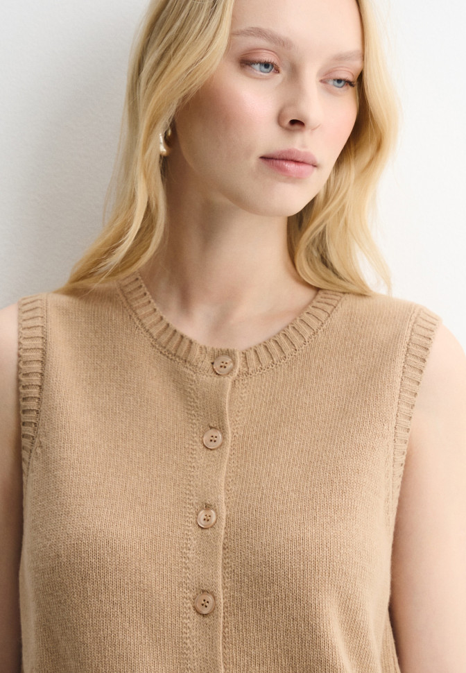 Жилет трикотажный на пуговицах