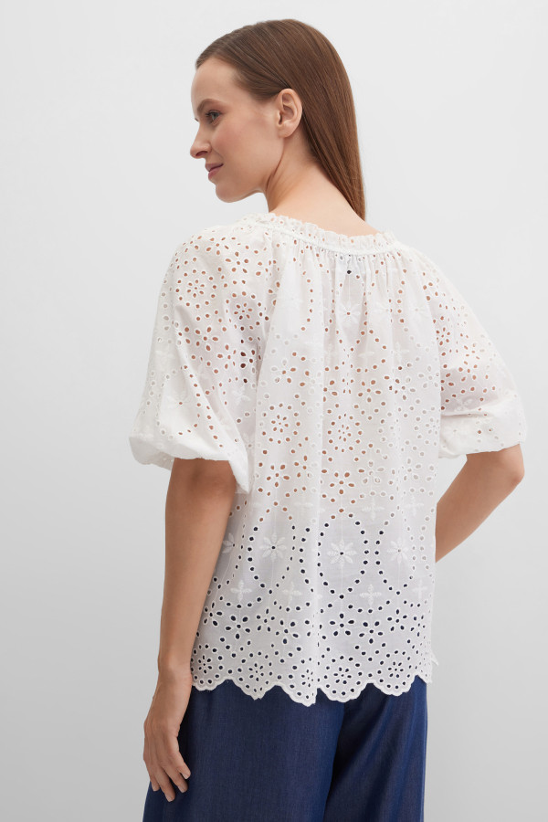 Блузка с вышивкой ришелье