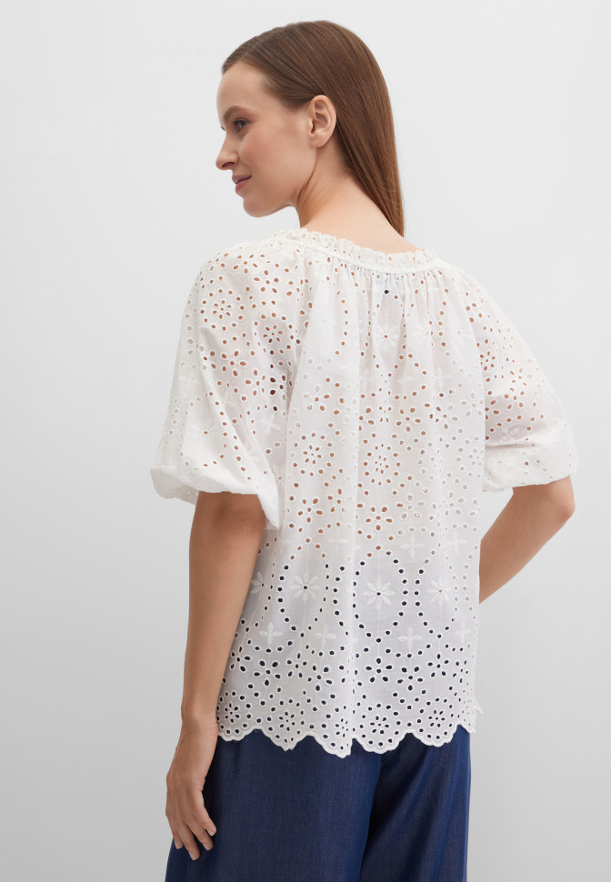 Блузка с вышивкой ришелье