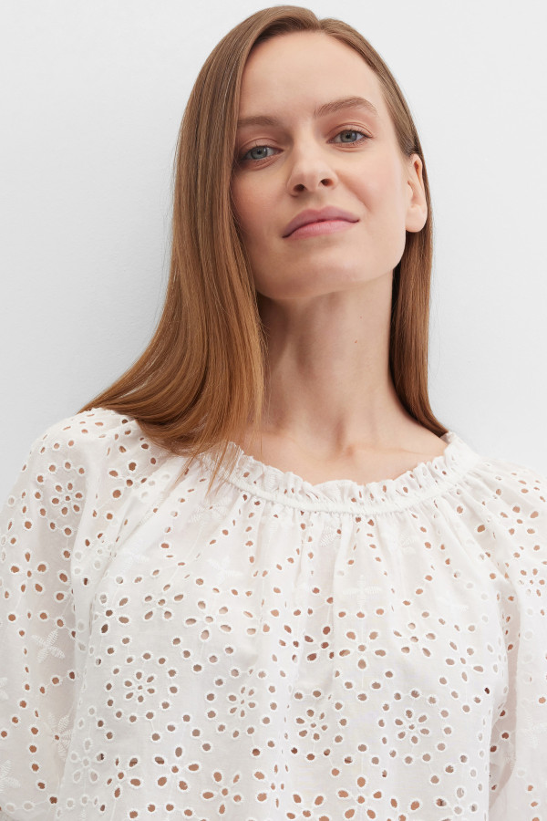 Блузка с вышивкой ришелье